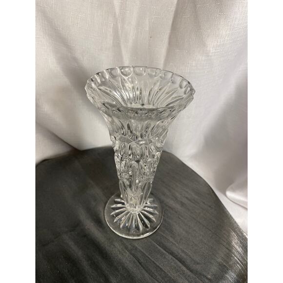 Vintage Crystal Clear Glass Vase with Etched Flower 8 in tall EUC - Picture 4 of 13